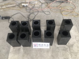 China Factory Absolute Black Stone Vases, Impala Granite Lamps for Tombstone and Monuments